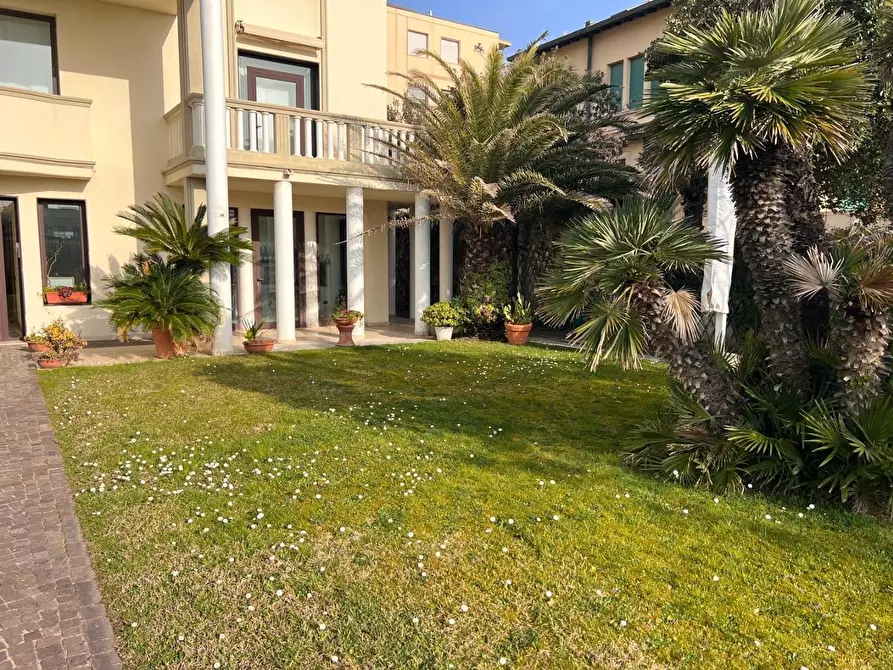 Immagine 1 di Appartamento in vendita  a Viareggio