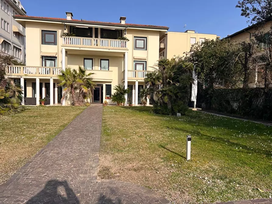 Immagine 8 di Appartamento in vendita  a Viareggio