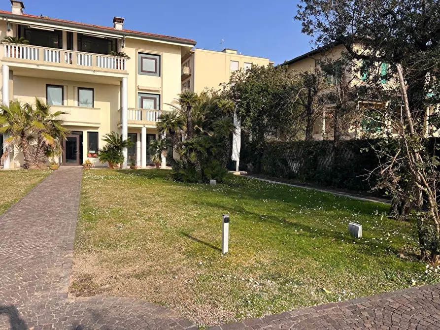 Immagine 3 di Appartamento in vendita  a Viareggio