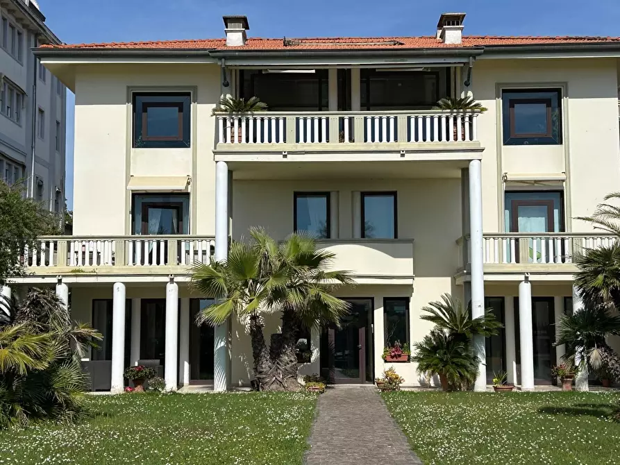 Immagine 11 di Appartamento in vendita  a Viareggio
