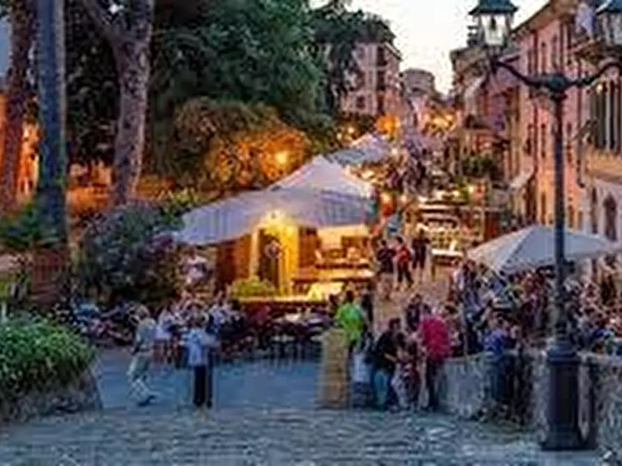 Immagine 2 di Locale commerciale in affitto  a Sarzana
