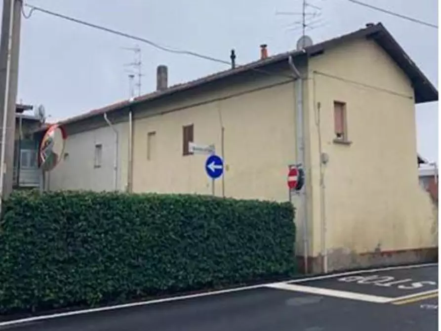 Immagine 1 di Porzione di casa in vendita  a Oggiona Con Santo Stefano