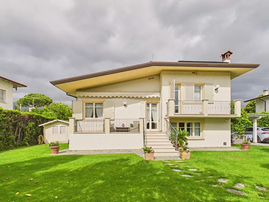 Immagine 1 di Villa in affitto  a Forte Dei Marmi