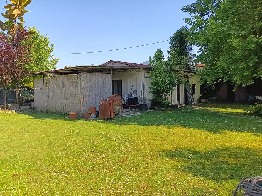 Immagine 1 di Casa indipendente in vendita  a Massa