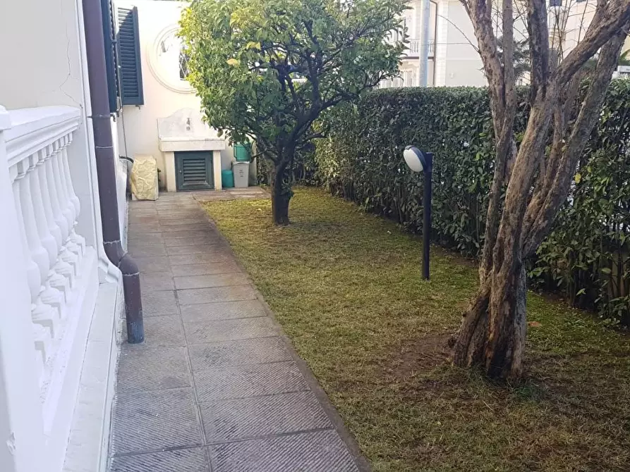 Immagine 19 di Casa bifamiliare in affitto  a Camaiore