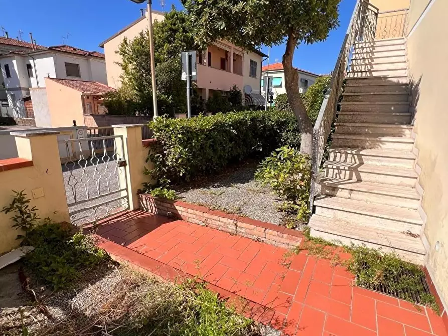 Immagine 1 di Appartamento in vendita  a Cecina