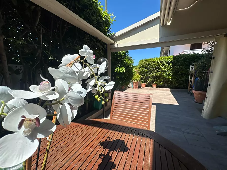 Immagine 1 di Casa quadrifamiliare in vendita  a Viareggio