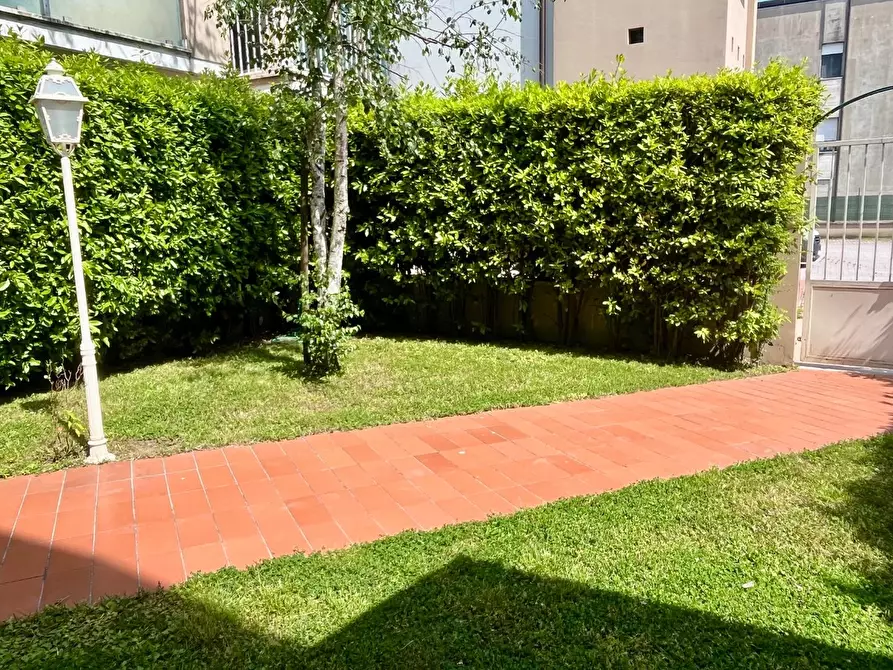 Immagine 9 di Villetta a schiera in vendita  a Montignoso