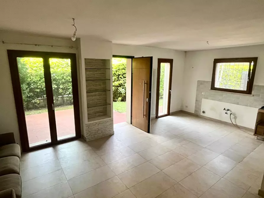 Immagine 5 di Villetta a schiera in vendita  a Montignoso