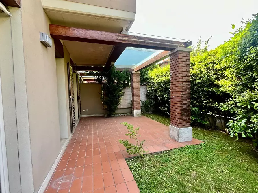 Immagine 7 di Villetta a schiera in vendita  a Montignoso