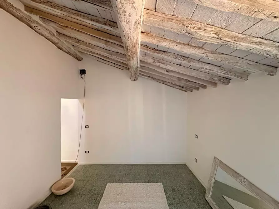 Immagine 13 di Appartamento in vendita  a Lucca