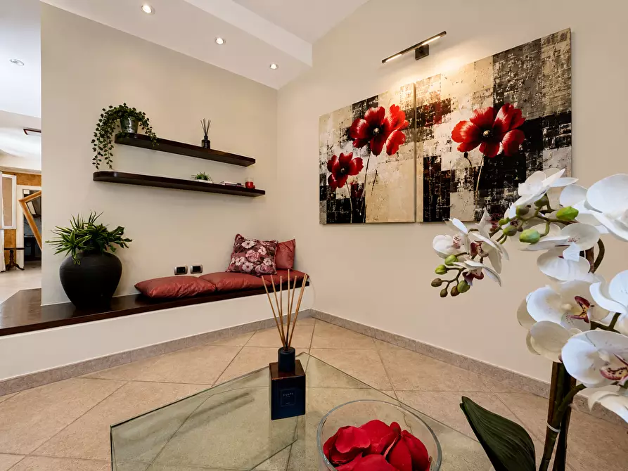 Immagine 2 di Casa trifamiliare in vendita  a Viareggio