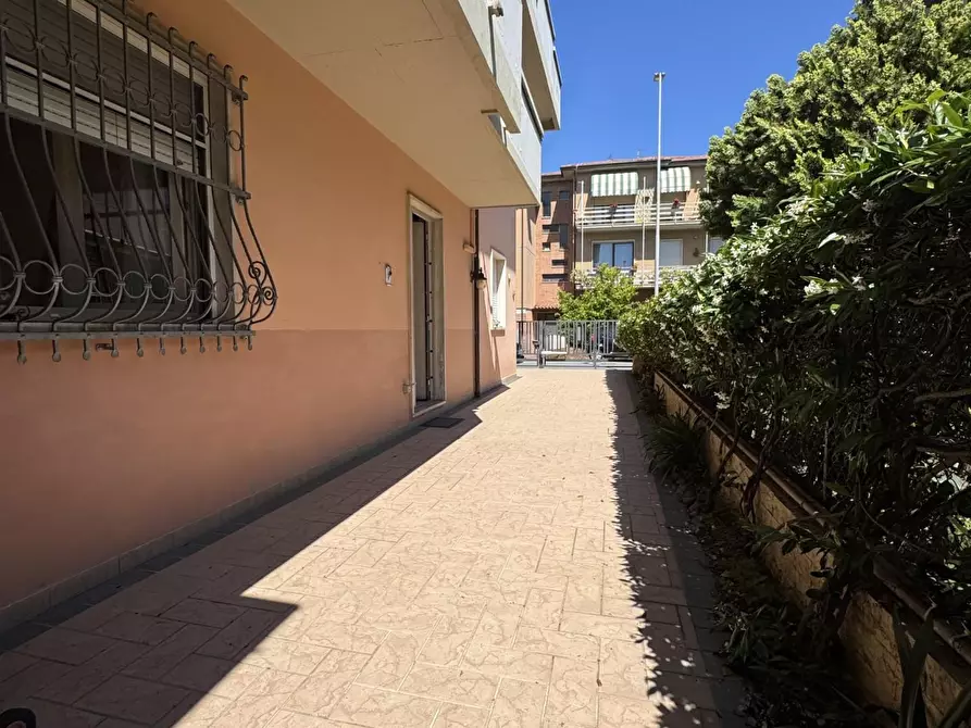 Immagine 1 di Casa trifamiliare in vendita  a Viareggio
