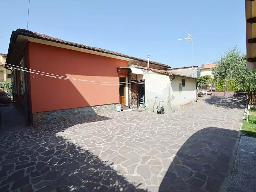 Immagine 18 di Villa in vendita  a Pescia