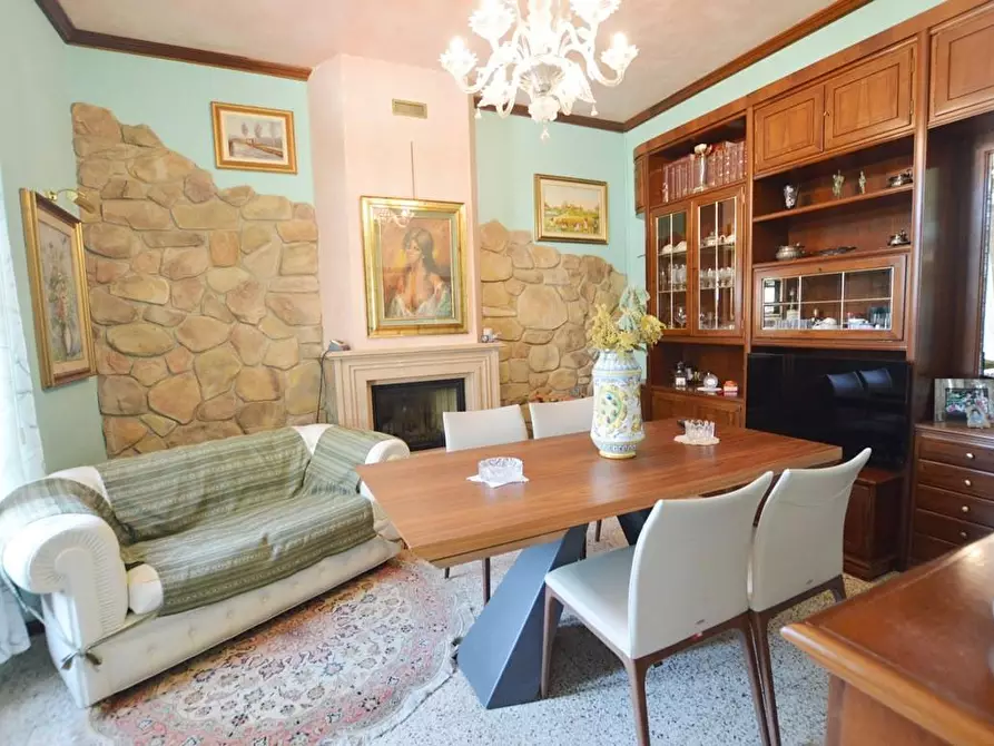 Immagine 6 di Villa in vendita  a Pescia