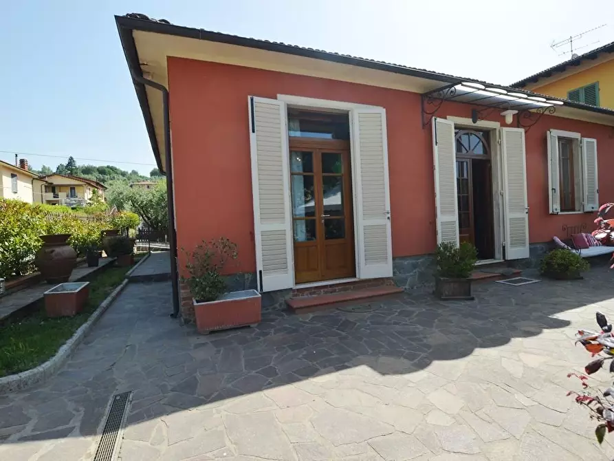 Immagine 21 di Villa in vendita  a Pescia