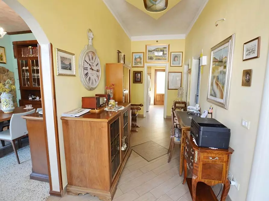 Immagine 2 di Villa in vendita  a Pescia