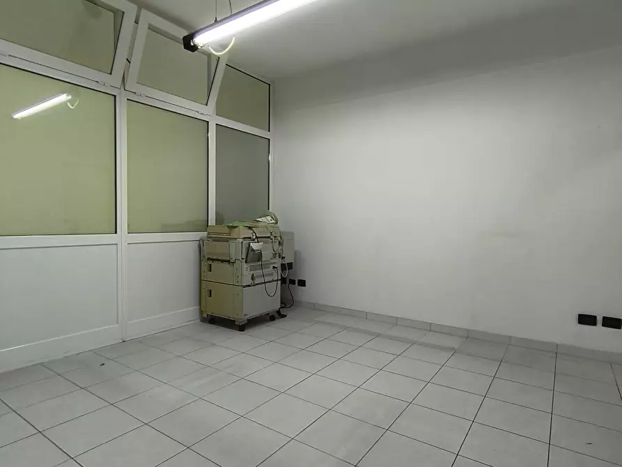 Immagine 3 di Ufficio in vendita  a Carrara