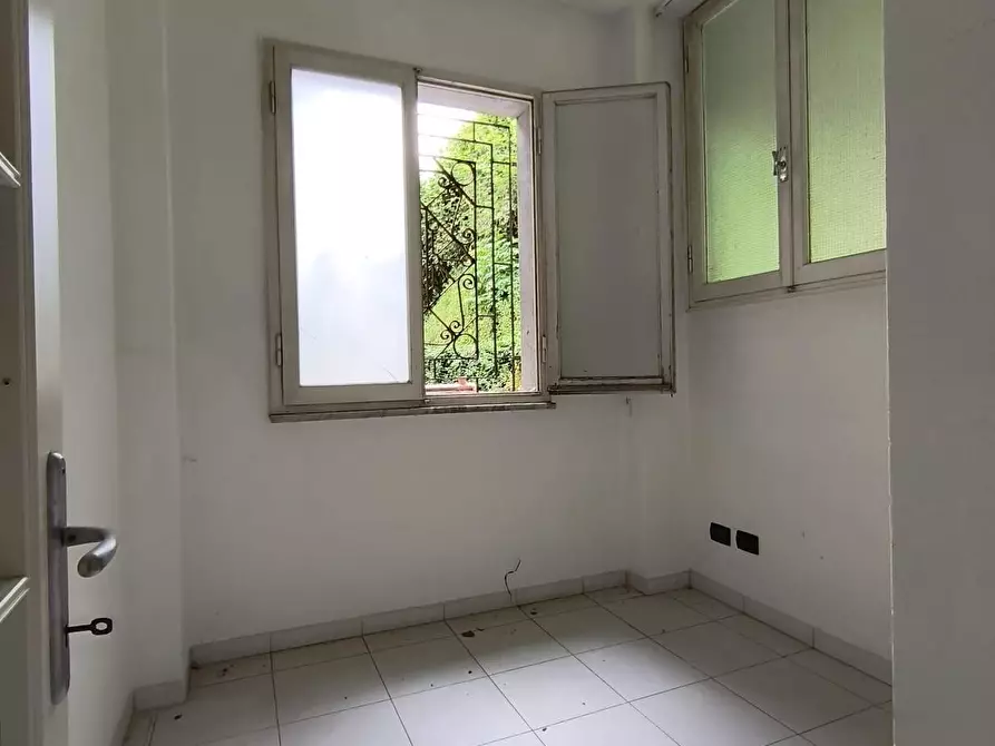 Immagine 2 di Ufficio in vendita  a Carrara
