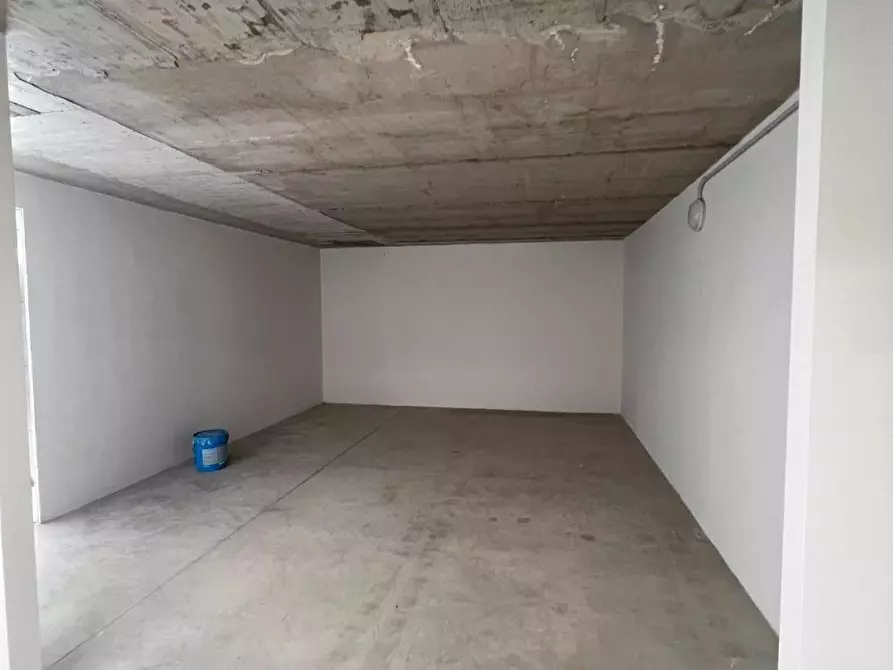 Immagine 6 di Garage in vendita  a Cecina
