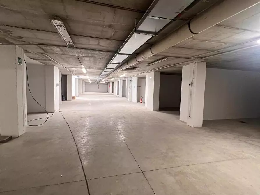 Immagine 2 di Garage in vendita  a Cecina