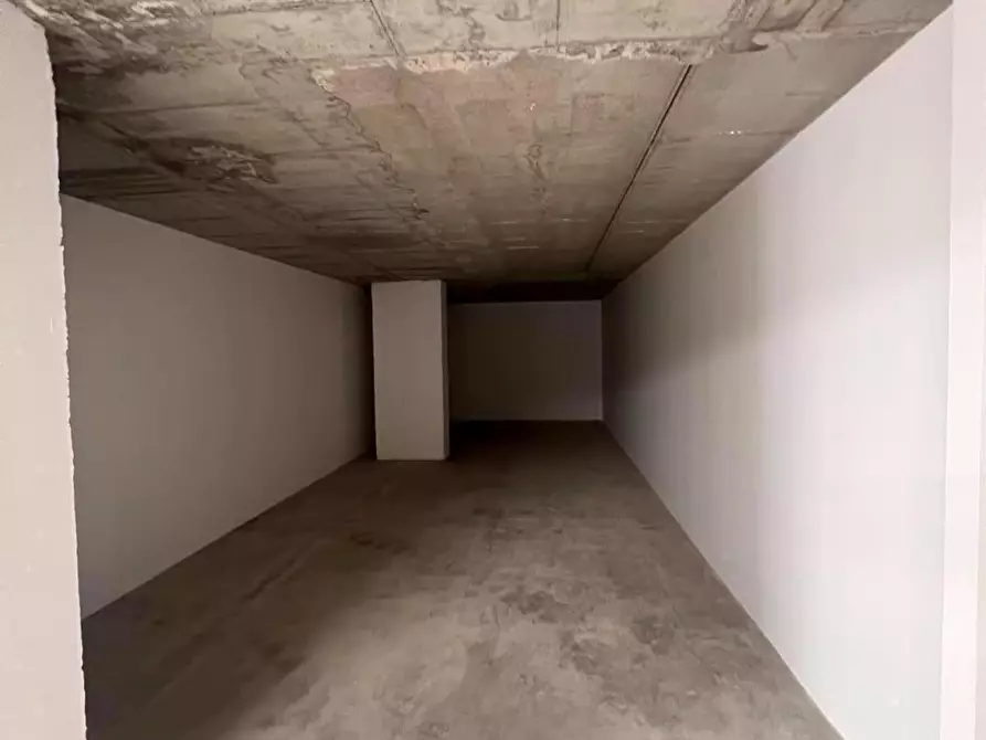 Immagine 3 di Garage in vendita  a Cecina