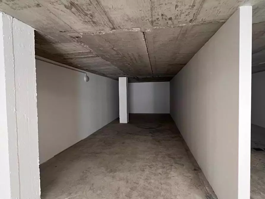 Immagine 5 di Garage in vendita  a Cecina