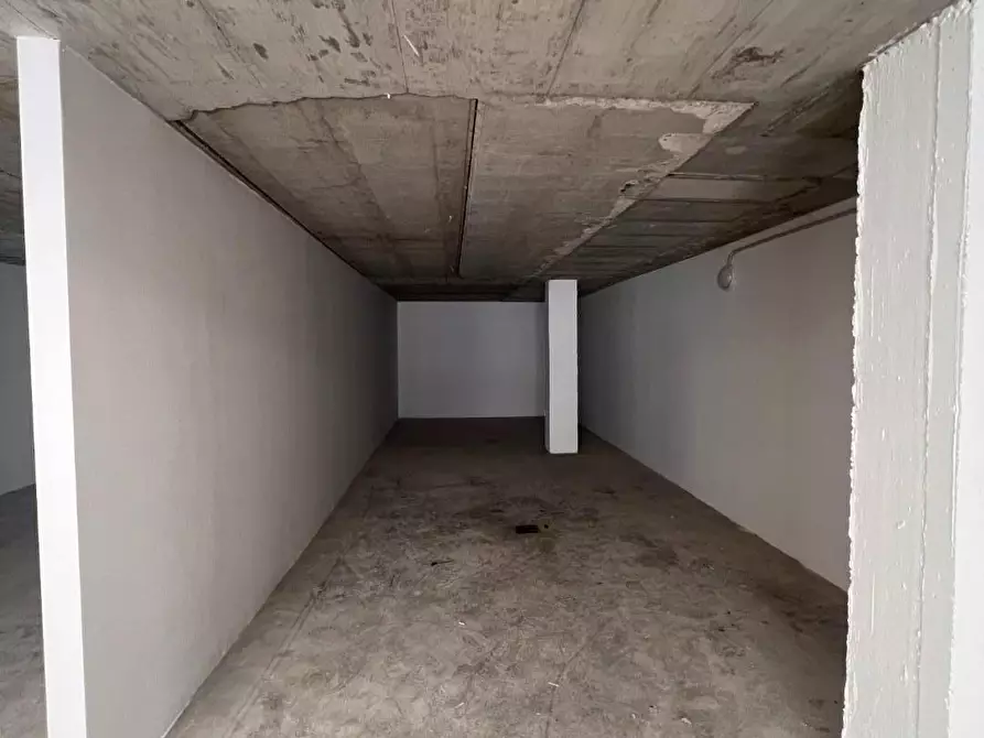 Immagine 4 di Garage in vendita  a Cecina