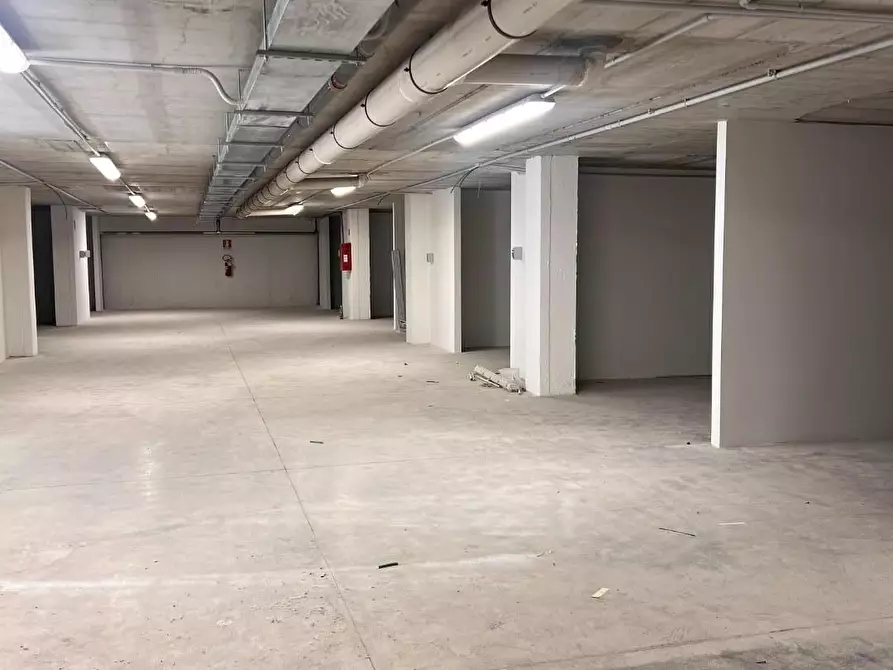 Immagine 1 di Garage in vendita  a Cecina