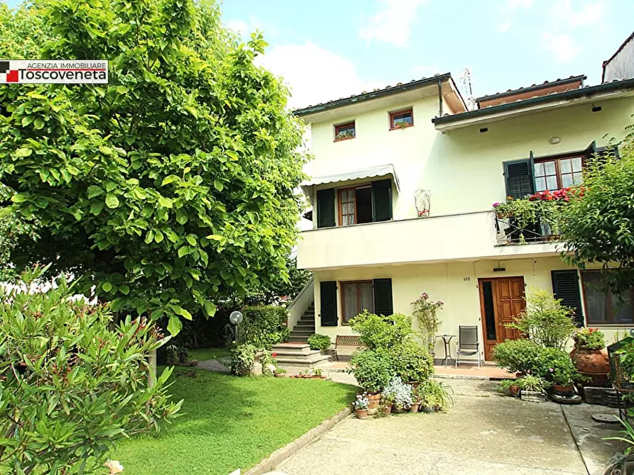 Immagine 1 di Casa bifamiliare in vendita  a Lucca
