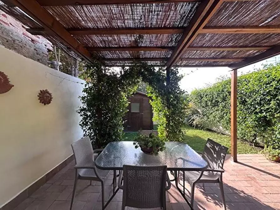 Immagine 2 di Villa in vendita  a Pisa
