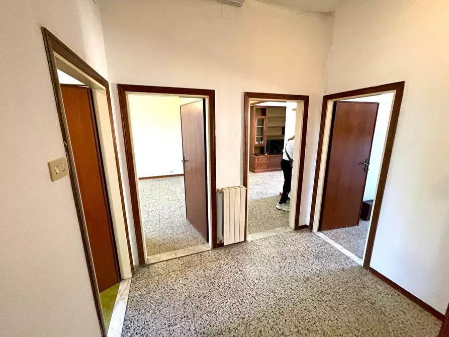 Immagine 5 di Appartamento in vendita  a Viareggio