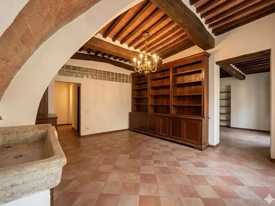 Immagine 11 di Appartamento in vendita  a Siena