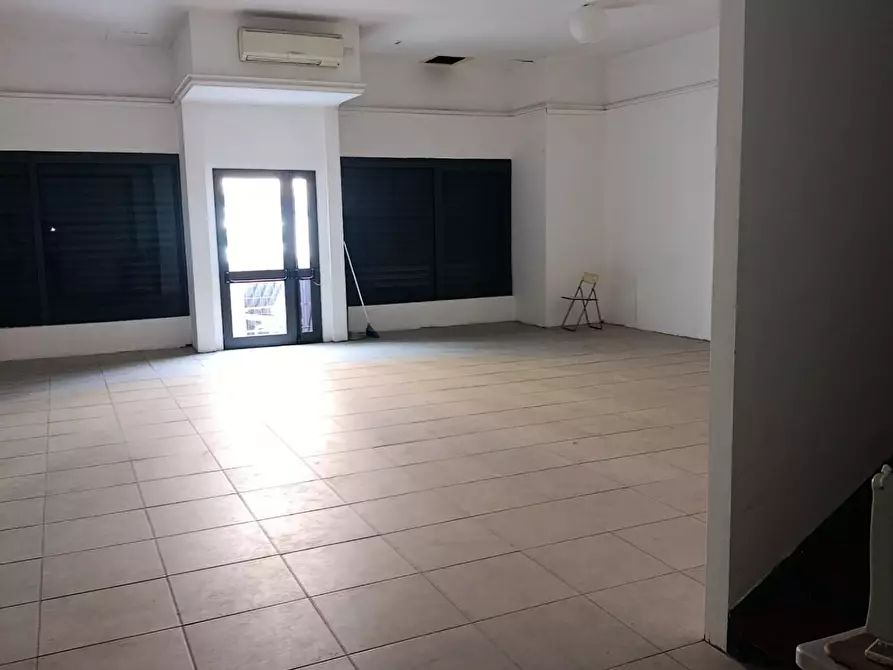 Immagine 6 di Locale commerciale in affitto  a Livorno