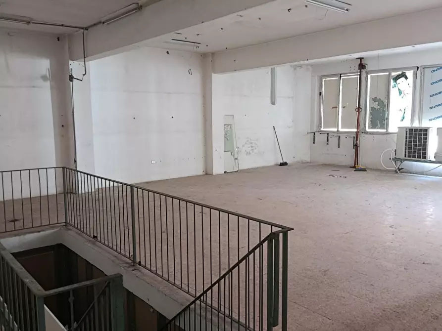 Immagine 14 di Locale commerciale in affitto  a Livorno