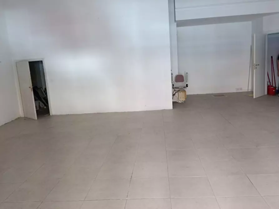 Immagine 3 di Locale commerciale in affitto  a Livorno