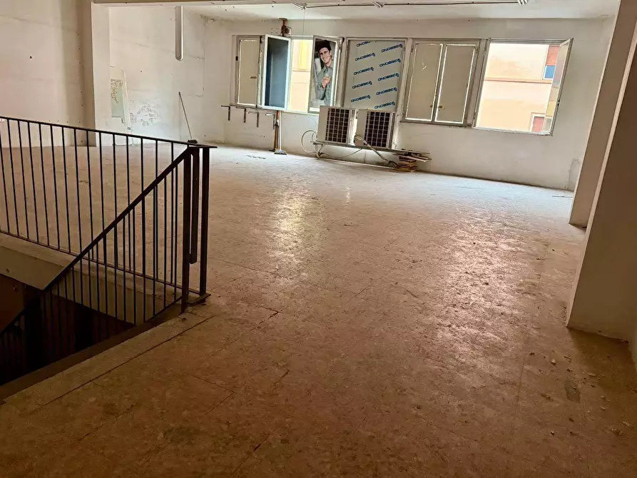 Immagine 1 di Locale commerciale in affitto  a Livorno