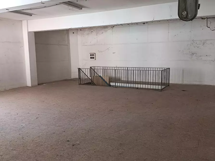 Immagine 16 di Locale commerciale in affitto  a Livorno