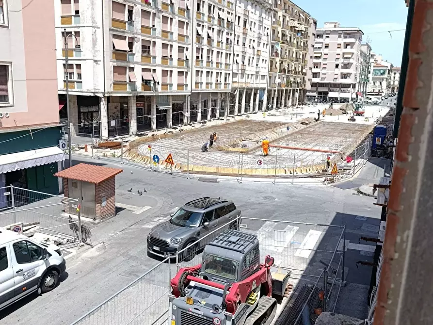 Immagine 21 di Locale commerciale in affitto  a Livorno