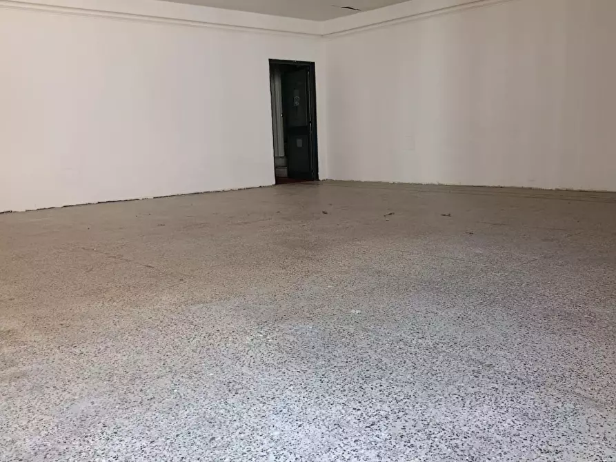 Immagine 13 di Locale commerciale in affitto  a Livorno