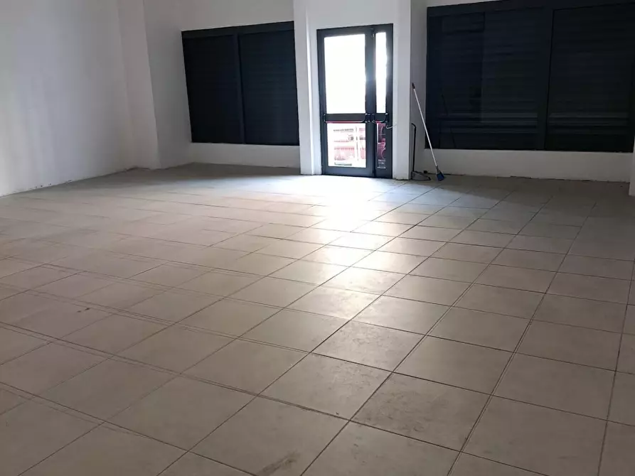 Immagine 5 di Locale commerciale in affitto  a Livorno