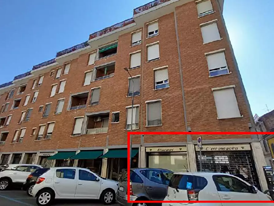 Immagine 1 di Negozio in vendita  a Alessandria