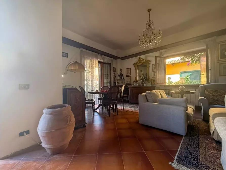 Immagine 4 di Villa in vendita  a Viareggio