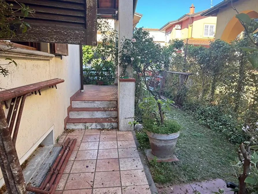 Immagine 18 di Villa in vendita  a Viareggio