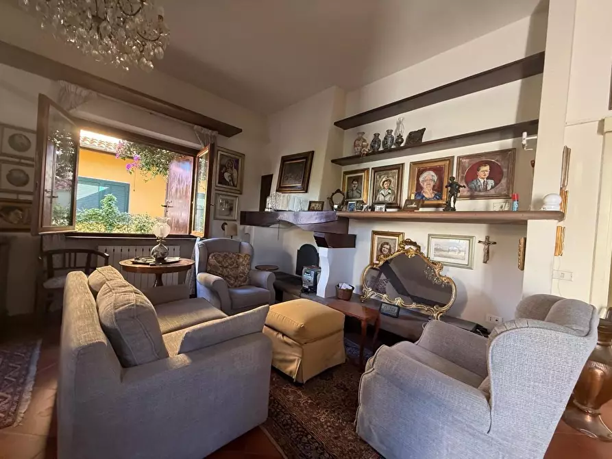 Immagine 2 di Villa in vendita  a Viareggio