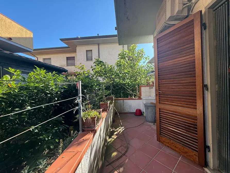 Immagine 8 di Villa in vendita  a Viareggio