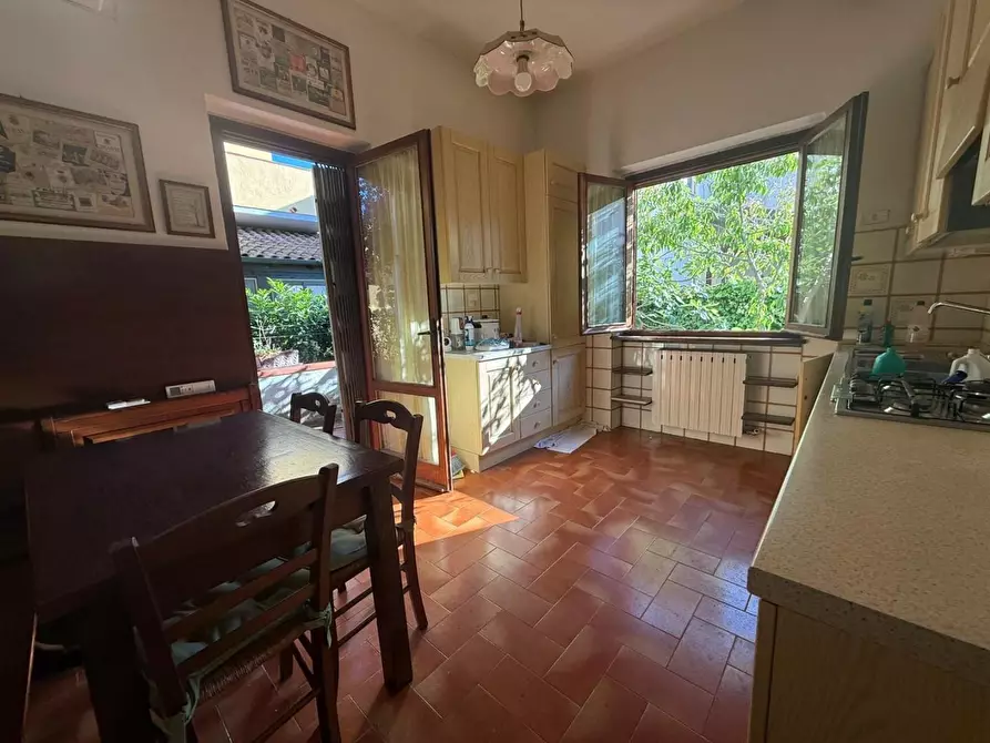 Immagine 6 di Villa in vendita  a Viareggio