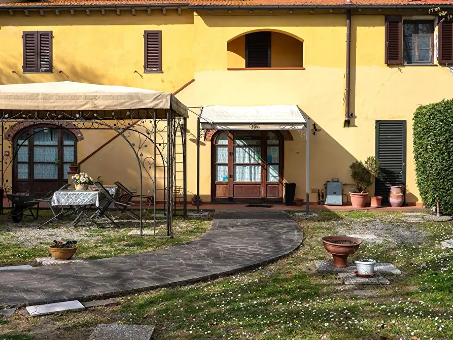 Immagine 2 di Casa colonica in vendita  a Fauglia