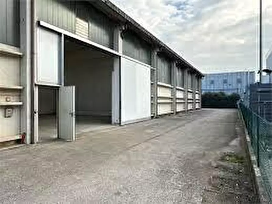 Immagine 3 di Attività artigianale in vendita  a Capannori