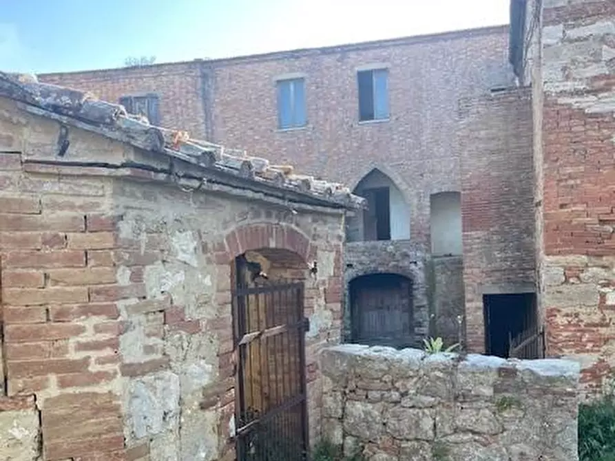 Immagine 10 di Casa colonica in vendita  a Asciano